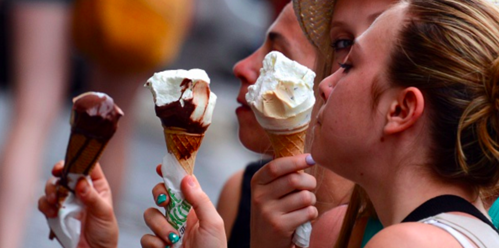تناول المثلجات في الطقس الحار.. أطباء يحذرون من مخاطرها على الصحة!