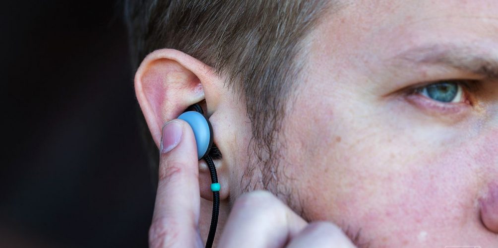 يؤدي إلى فقدان السمع.. أطباء يحذرون من ارتداء السماعات بشكل غير صحيح