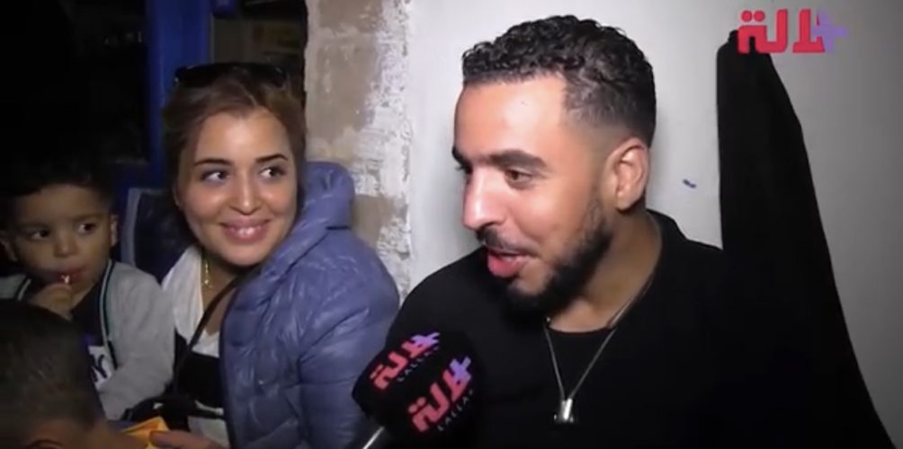 رفقة أطفالهما.. كوبل مغربي يزور الصويرة سنويا للاستمتاع بالموسيقى الكناوية (فيديو)