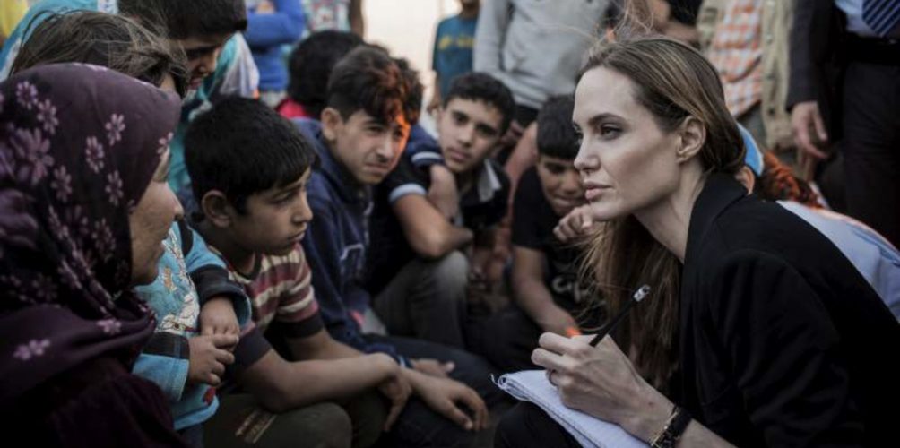 بعد التمثيل والإخراج.. أنجلينا جولي تزاول الصحافة دعما للاجئين وحقوقهم