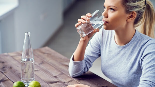 دراسة جديدة.. شرب المياه يساعد في التخلص من الوزن الزائد