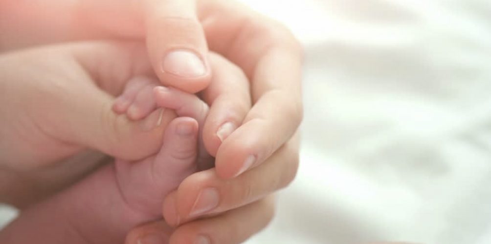 بمساعدة امرأة ميتة.. سيدة تنجب طفلها الأول