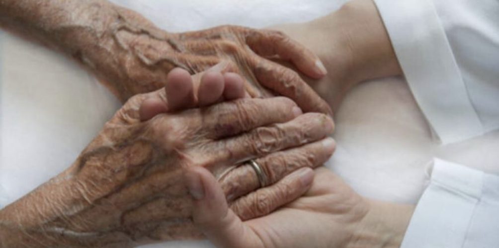 بفارق 12 ساعة.. حبيبان يموتان في يوم واحد بعد 71 عاما من الزواج