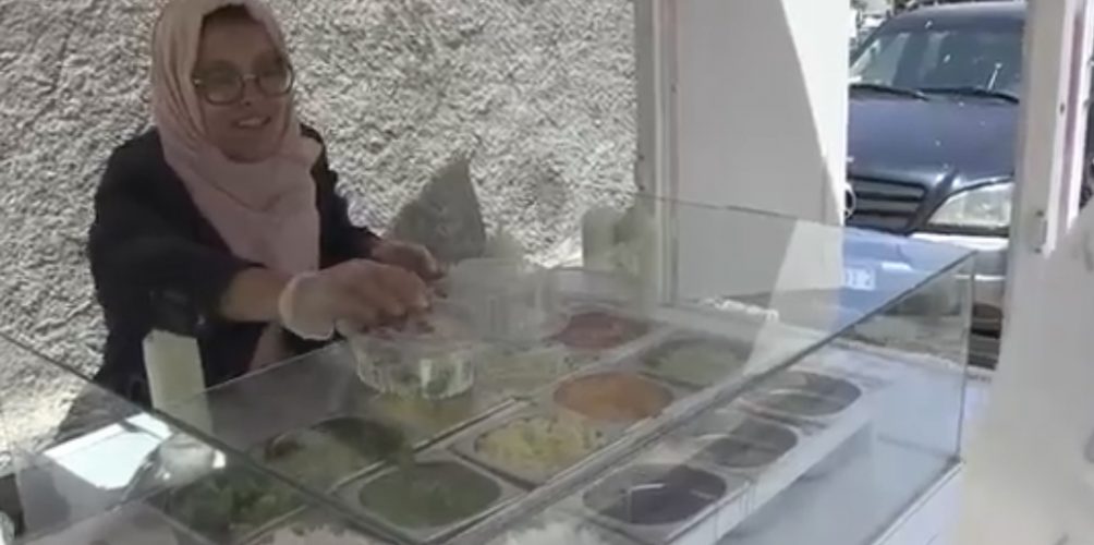 لتحارب البطالة.. شابة تُنشئ عربة لبيع السلطات المنزلية في أكادير