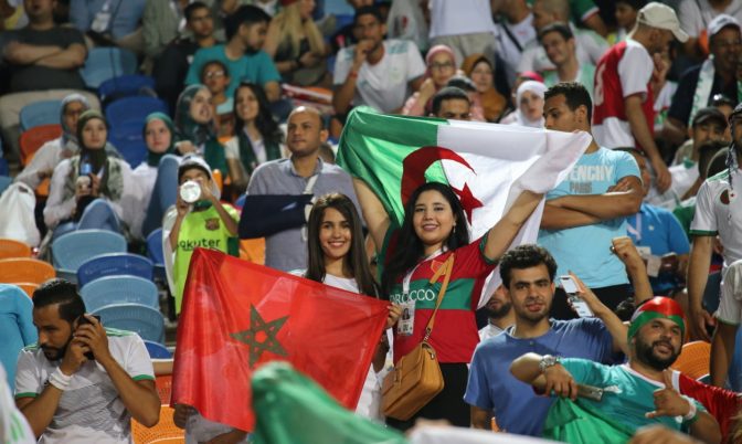 مساندة للمنتخب الجزائري.. مشجعات مغربيات يرفعن العلم الجزائري في مباراة الجزائر ونيجيريا