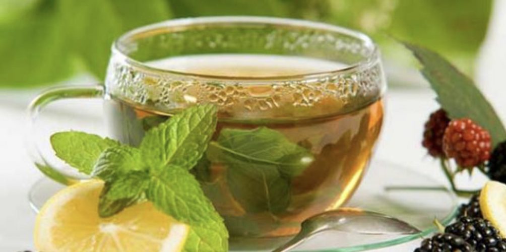 يبطىء الشيخوخة.. خبير بريطاني ينصح بشرب الشاي الأخضر