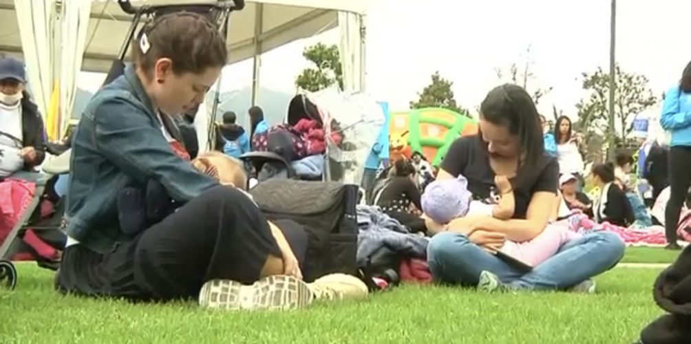 تشجيعا على الرضاعة الطبيعية.. 2000 سيدة شاركن في « إرضاع جماعي » في الشارع (فيديو)