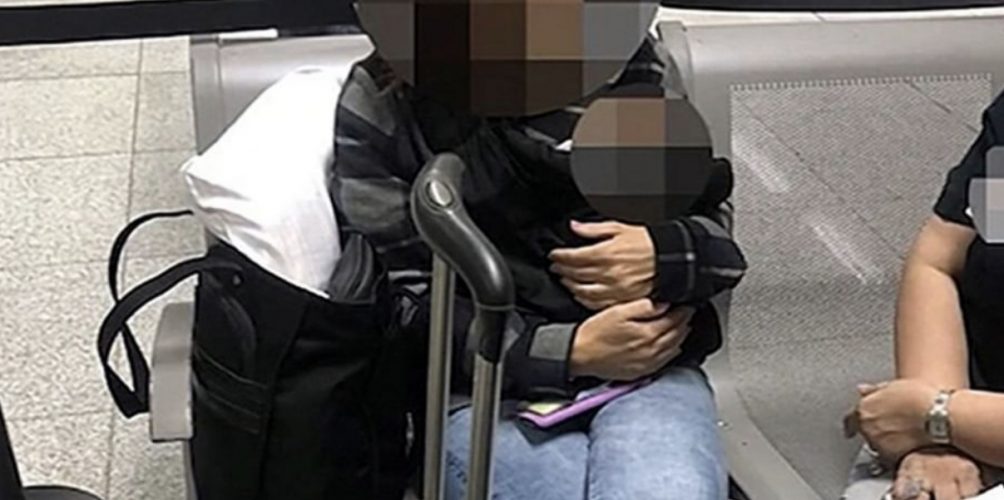 عمره لا يتجاوز 6 أيام.. سيدة تخفي رضيعا في حقيبة سفرها وتحاول إركابه الطائرة