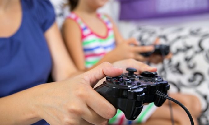 مشاكل سلوكية وأداء دراسي ضعيف.. دراسة تكشف كيف يؤثر التلفزيون وألعاب الفيديو على أطفالكم