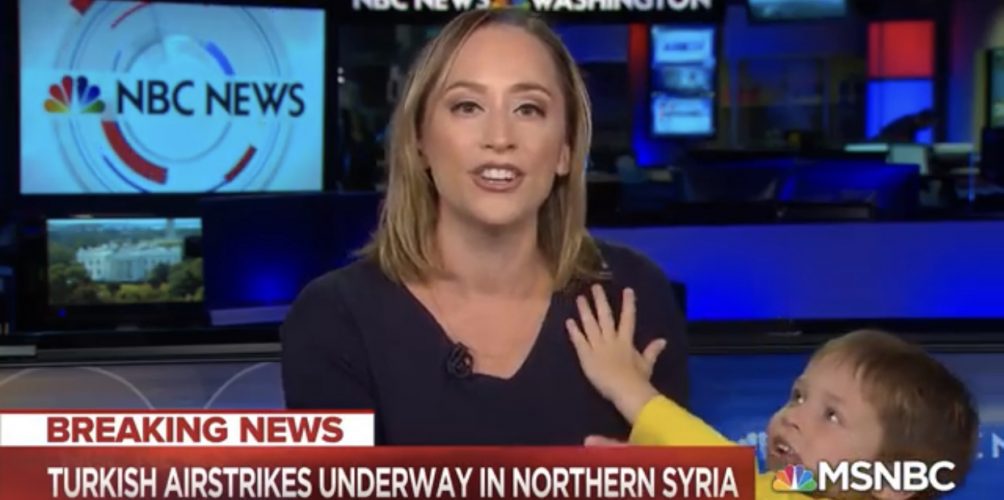 طريف.. ابن مذيعة يقتحم استوديو الأخبار أثناء البث المباشر (فيديو)