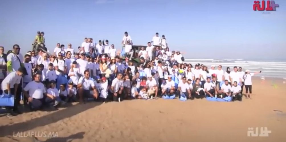 مبادرة جميلة.. نساء يشاركن في تنظيف شاطىء عين الذياب (فيديو)