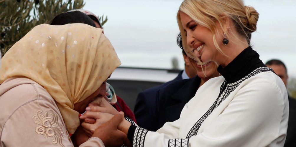 اعتبروه احتراما وتقديرا.. أمريكيون يعلقون على « تقبيل » فلاحة يد إيفانكا ترامب