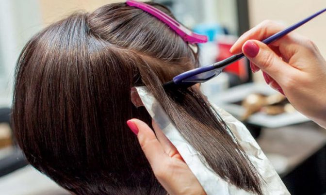 دراسة: النساء اللواتي يستخدمن صبغة شعر بانتظام أكثر عرضة للإصابة بسرطان الثدي