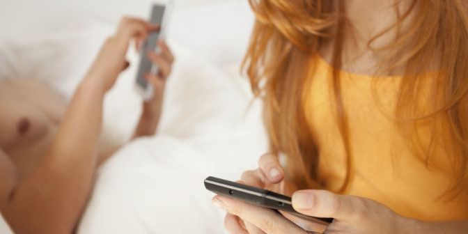 هي الأولى من نوعها.. دراسة مغربية مثيرة تكشف تأثير الهاتف المحمول على الأداء الجنسي