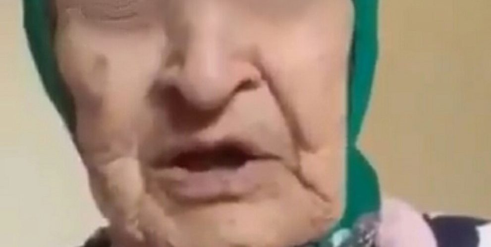 بكت بحرقة في فيديو على الفايسبوك.. السيدة المسنة تخرج من دار العجزة