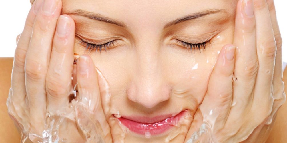 له فوائد متعددة.. لهذا عليكم غسل الوجه بالماء البارد