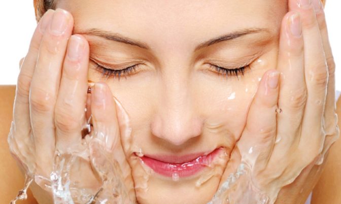 له فوائد متعددة.. لهذا عليكم غسل الوجه بالماء البارد