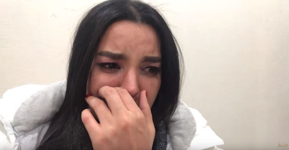 أصيبت بالشلل.. يوتيوبر مغربية تقع ضحية للطب البديل في كوريا (فيديو)