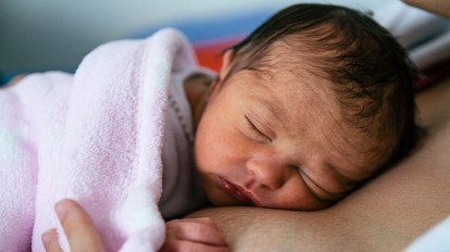 لأول مرة في العالم.. ولادة أول طفل من بويضة غير ناضجة لأم مصابة بالسرطان
