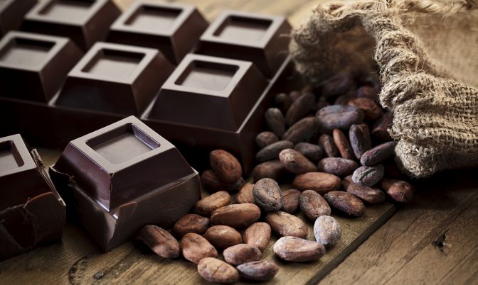 تحمي من الاكتئاب وتساهم في خفض الوزن.. باحثون ينصحون بتناول الشوكولا الداكنة