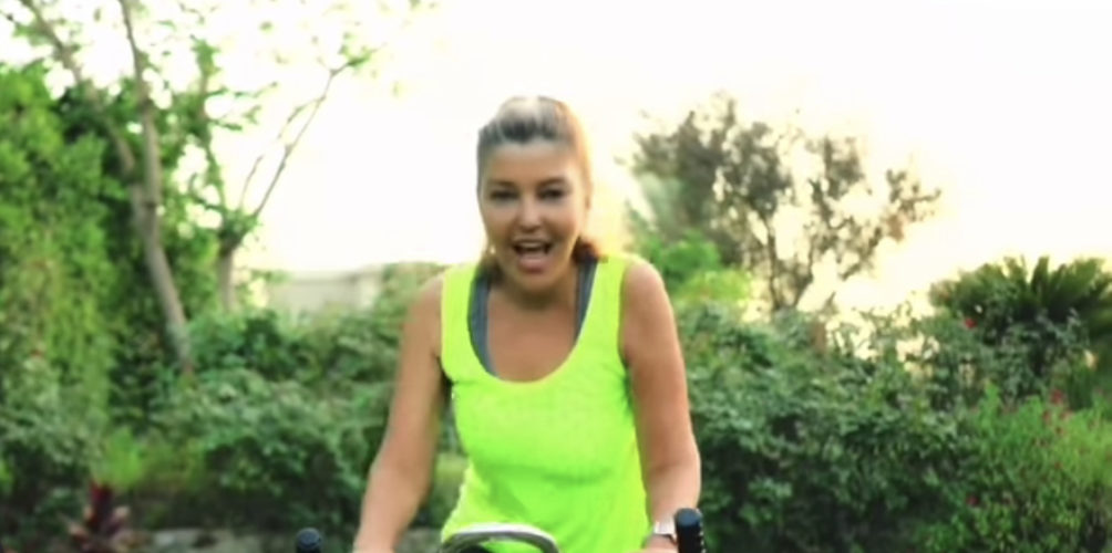 في منزلها خلال الحجر الصحي.. سميرة سعيد تستعرض لياقتها البدنية (فيديو)