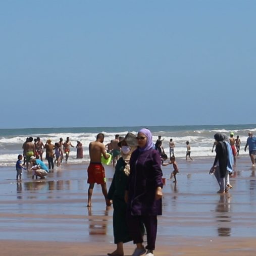 في أول &laquo;&nbsp;ويكاند&nbsp;&raquo; بعد تخفيف الحجر الصحي.. الحياة تعود إلى شاطىء عين الدياب (فيديو)