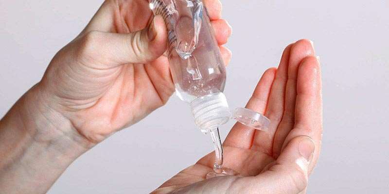 مع تخفيف قيود الإغلاق.. تعرفوا على الطريقة الصحيحة لاستخدام معقم اليدين في الخارج