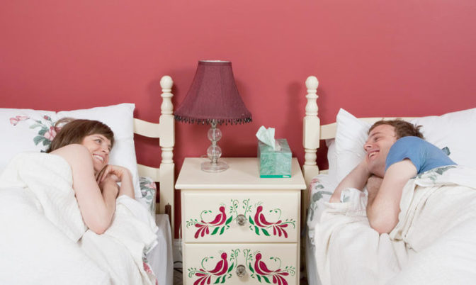 لا يدل على وجود خلافات.. النوم بشكل منفصل بين الأزواج مفيد لهذه الأسباب!