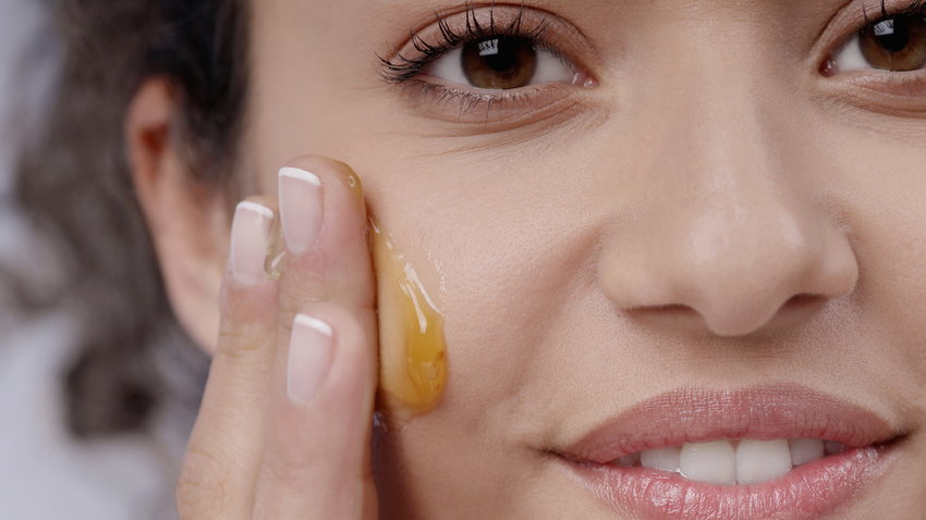 بخلطة طبيعية.. تخلصي من حب الشباب