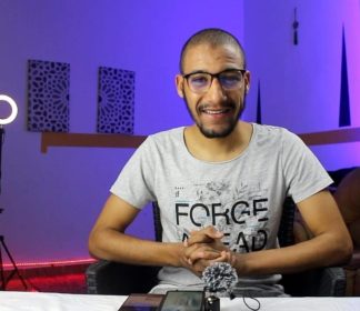 قال إن المرأة المتعلمة والتي تعمل خارج المنزل لا تصلح أن تكون زوجة وأما.. الشيخ سار يخلق الجدل!