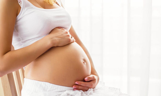 ندرة انتقال عدوى كوفيد-19 من الأم الحامل لجنينها.. علماء يحللون