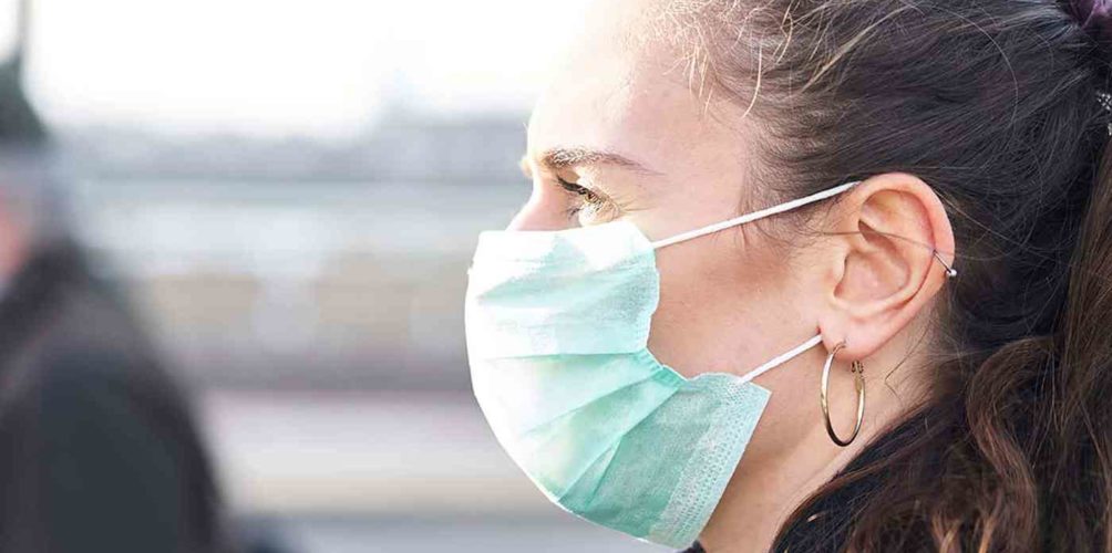 يقلل من &laquo;&nbsp;شراسة المرض&nbsp;&raquo; في حال الإصابة بكورونا.. لهذا ارتداء الكمامة ضروري