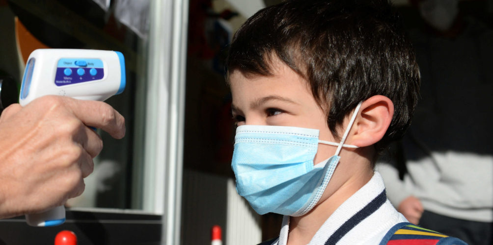 مقارنة بالبالغين.. الأطفال وصغار السن أقل عرضة لحالات الإصابة الشديدة بمرض كوفيد-19