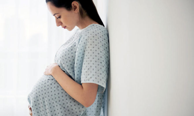 دراسة تحذر: الحوامل المصابات بكورونا ويبدين أعراضا أكثر عرضة لخطر الولادة المبكرة