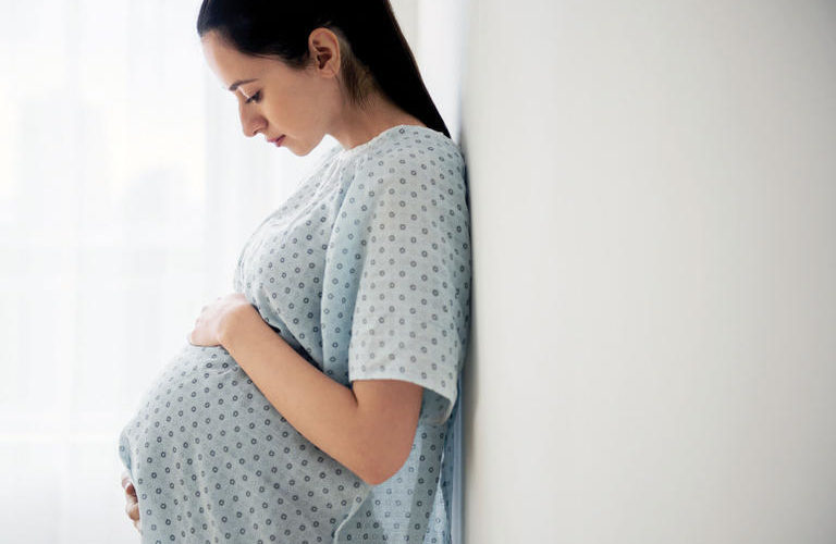 دراسة تحذر: الحوامل المصابات بكورونا ويبدين أعراضا أكثر عرضة لخطر الولادة المبكرة