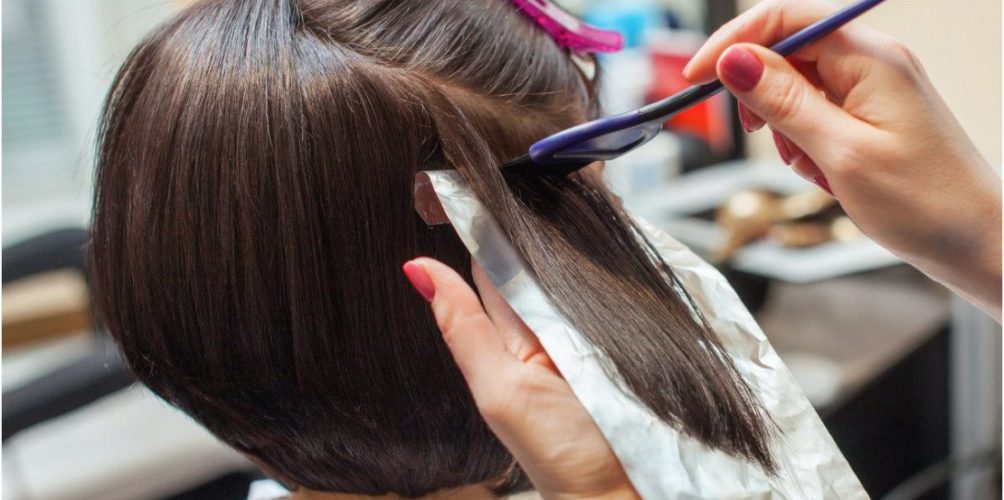 علماء: كلما استخدمت النساء صبغة الشعر بشكل أكبر كلما زاد خطر الإصابة بالسرطان