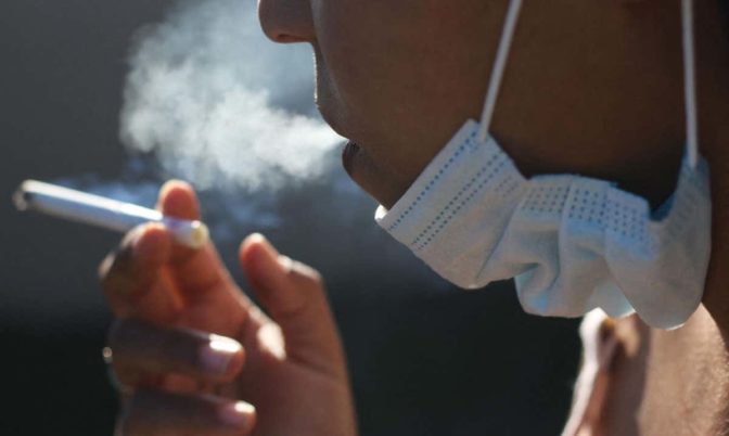 دراسة: التدخين يزيد من مضاعفات كورونا