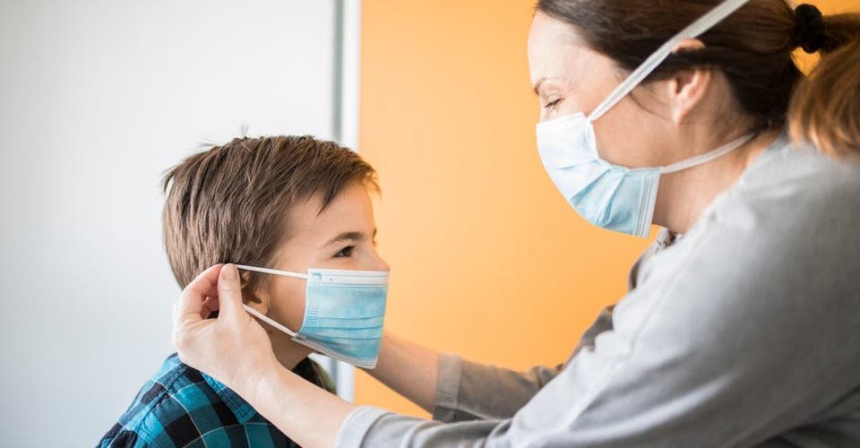 حتى وإن لم تظهر عليهم أعراض.. كورونا يتسلل عبر الأطفال