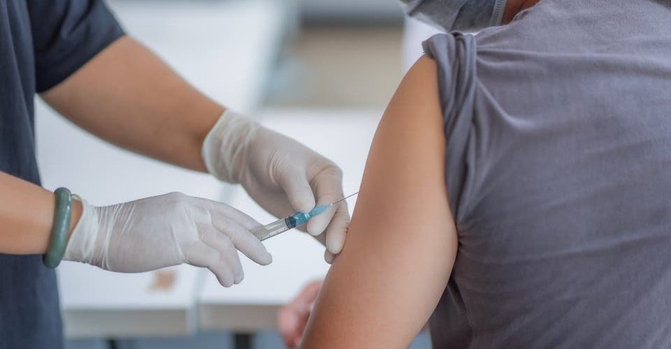 إطلاق حملة وطنية للتلقيح ضد كورونا.. توضيحات مهمة من وزارة الصحة