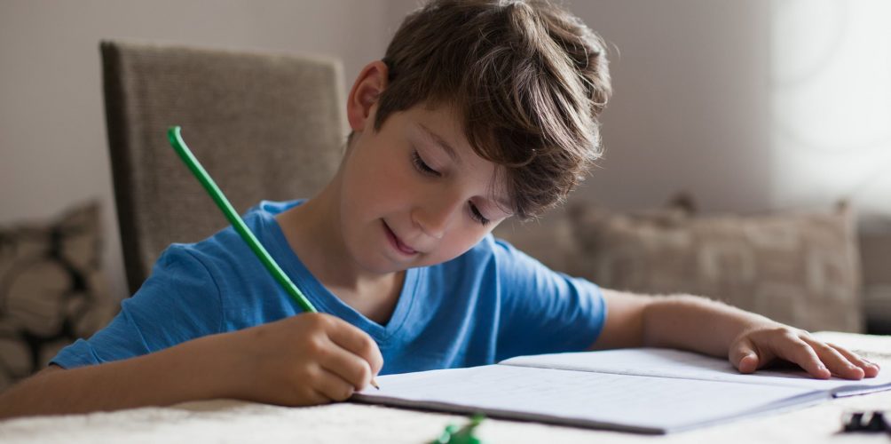 دراسة: الأطفال يتعلمون أكثر ويتذكرون بشكل أفضل عند الكتابة باليد
