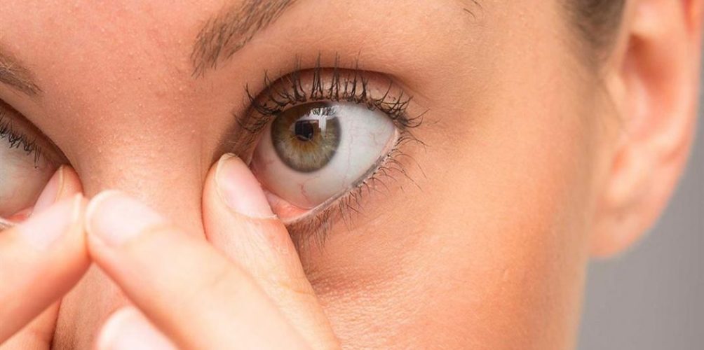 بعد شهرين من تعافيها.. العثور على فيروس كورونا في عين امرأة