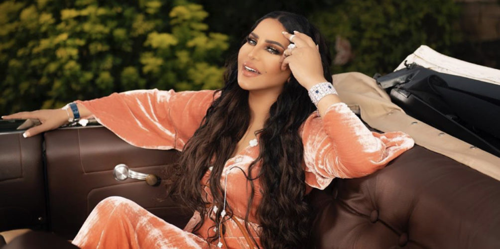 أحلام.. أول فنانة عربية تجرب لقاح كورونا (فيديو)