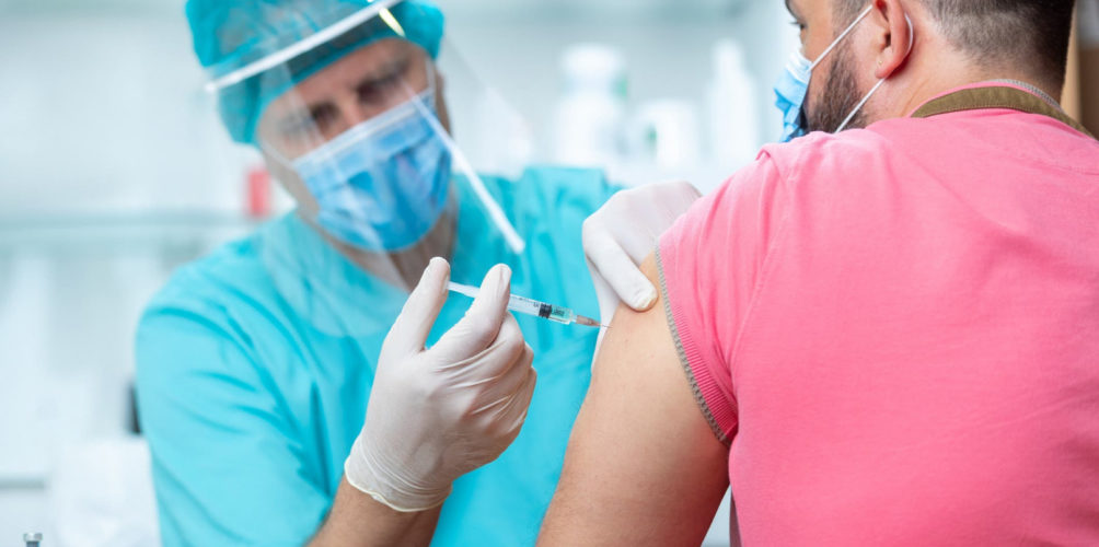 أمر طبيعي.. خبراء يحذرون من أن الذين يتلقون اللقاح يشعرون بأعراض شبيهة بأعراض الإصابة بكورونا