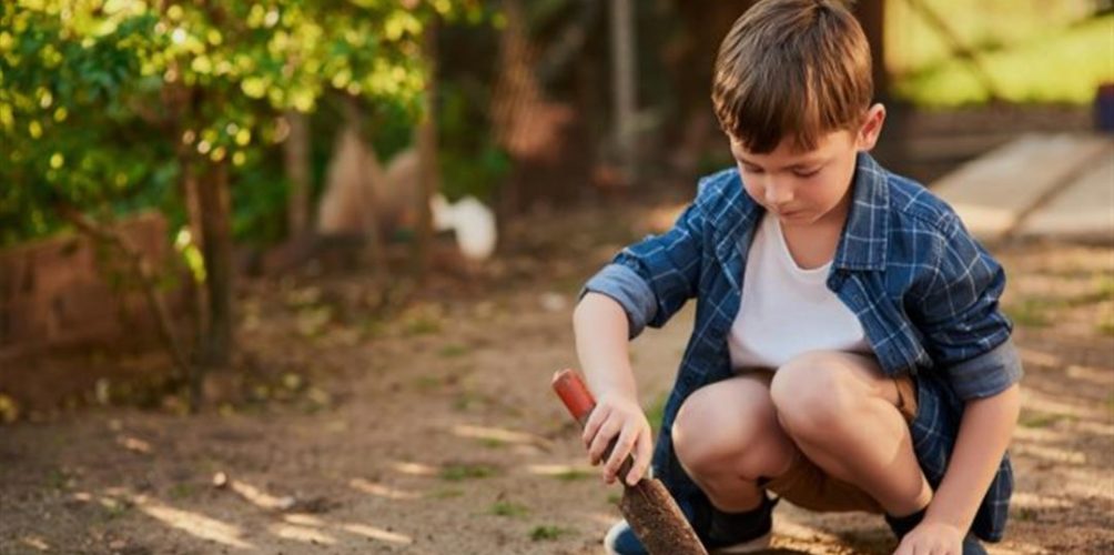 دراسة: اللعب بالتراب مفيد لصحة الأطفال