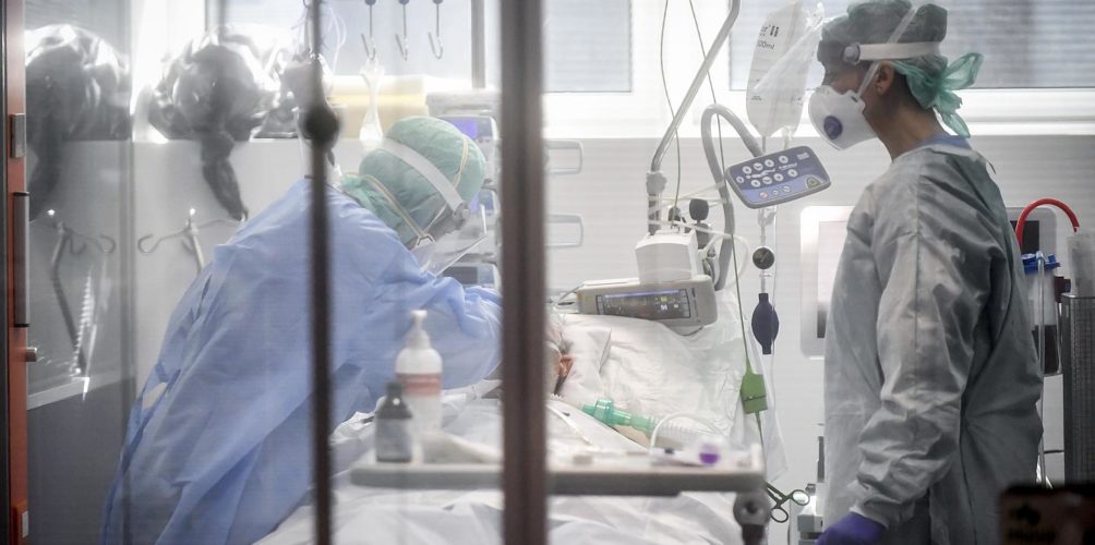 الفهامات الزايدة.. وفاة سيدة مصابة بكورونا بعدما رفضت أسرتها نقلها إلى المستشفى &laquo;&nbsp;خوفا عليها&nbsp;&raquo;