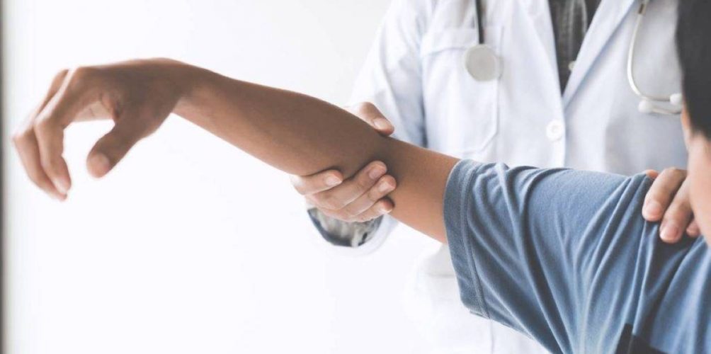 غير عادية وتظهر على اليدين والقدمين.. اكتشاف أعراض جديدة لفيروس كورونا