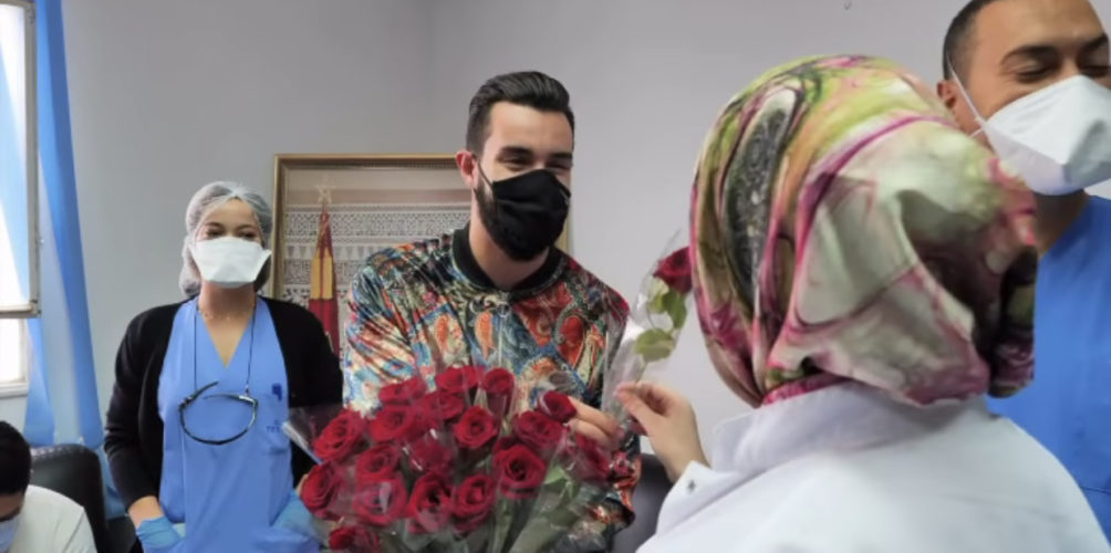 اعترافا بمجهوداتهم.. بهاوي يوزع الورود على الأطر الصحية في جناح كورونا في مستشفى في تطوان (فيديو)