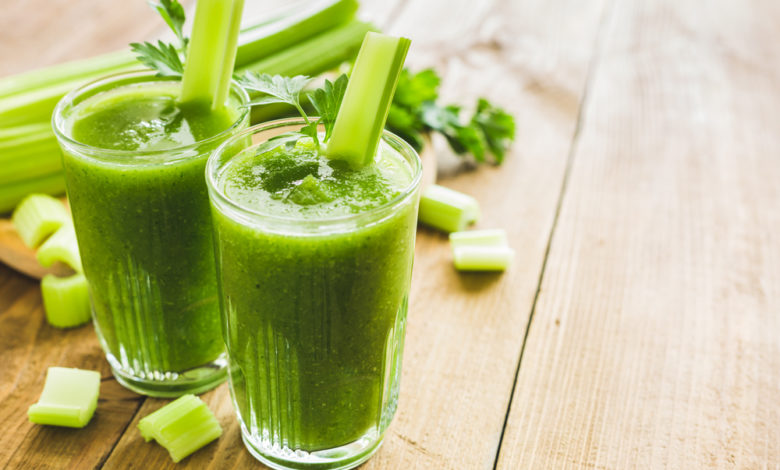 بينها زيادة الخصوبة وترطيب البشرة.. فوائد صحية مذهلة لمشروب الكرفس