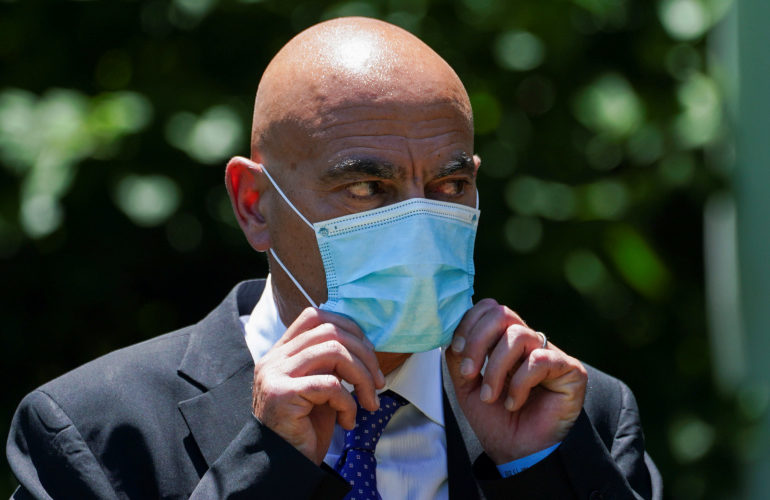 هل اللقاحات المتاحة تحمي من السلالة الجديدة لفيروس كورونا؟ منصف السلاوي يجيب