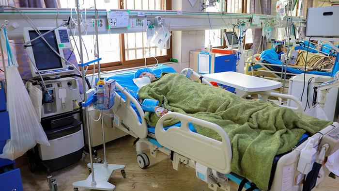 ما هي حالات مرضى كورونا التي يجب نقلها إلى المستشفى؟ أكاديمي يجيب